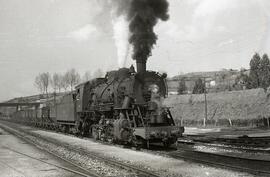 Composición de mercancías del Ferrocarril de Langreo, remolcada por la locomotora de vapor nº 406...