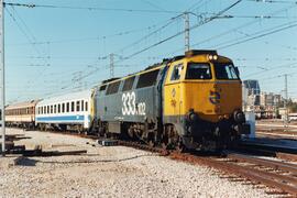 Locomotora diésel - eléctrica 333 - 102 de RENFE, fabricada por MACOSA y pintada en  amarillo y g...