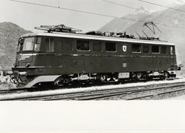 Vista de la locomotora eléctrica de la línea del Ferrocarril de San Gottardo Ae 6/6 11401-25