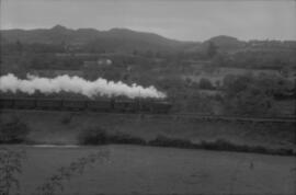 Locomotora de vapor sin identificar circulando por la vía de la línea de los Ferrocarriles de Lan...