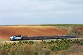 Locomotora diésel - eléctrica 333 - 102 de RENFE OPERADORA, fabricada por MACOSA y pintada con lo...