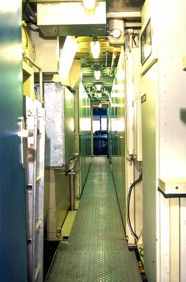 Pasillo interior desde la cabina de conducción de una locomotora eléctrica para alta velocidad de...