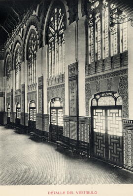 Vista de detalle del interior del vestíbulo del edificio de viajeros de la estación de Toledo