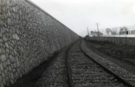 Vista, en la estación de Miranda de Ebro de la línea de Madrid a Hendaya, del muro de sostenimien...