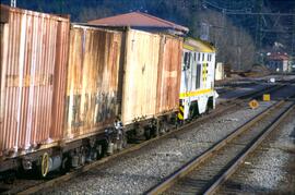 Vista parcial de una composición de tren para el transporte de mercancías de FEVE, remolcada por ...
