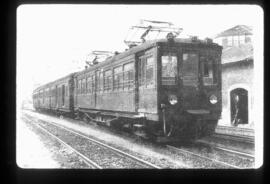 Composición del Ferrocarril de Bilbao a las Arenas y Plencia, remolcada por un automotor eléctric...