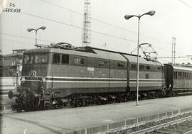 Locomotora eléctrica E 645.039 de los Ferrocarriles del Estado Italiano (FS), detenida en una de ...
