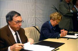 Firma entre el ministro de Cultura, Jordi Solé Tura, y la presidenta de RENFE, Mercè Sala, de un ...