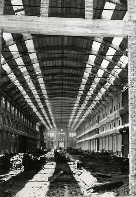 Interior de la nave de grande de fundición de los talleres generales en la estación de Valladolid...