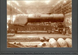 Vista de caldera de locomotora de vapor en el interior de un taller - Hannoversche Maschinenbau-A...