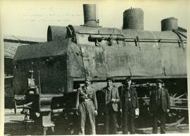 Locomotora de vapor del tren blindado utilizado por el bando republicano y cuatro hombres en la e...