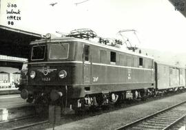 Locomotora eléctrica 1141.24 BB de los Österreichische Bundesbahnen (ÖBB), detenida en la estació...