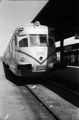 Automotor diésel 595 TAF de RENFE en la estación de Aranjuez (Madrid)