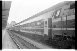 Expreso Puerta del Sol Madrid - París, remolcado por la locomotora diésel - eléctrica 333 - 070 -...
