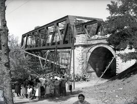 Sustitución del antiguo puente metálico sobre el río Duero, en las proximidades del km 237,514 de...