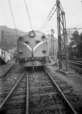 Locomotora eléctrica 277 - 003 de RENFE, ex 7703, detenida en la estación y depósito de máquinas ...