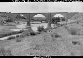 Puente de hormigón sobre el río Águeda, situado en el km 98,275 de la línea de Salamanca a Fuente...