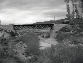 Puente metálico de un solo tramo de la línea de Huesca a Canfranc, situado en un km sin determinar