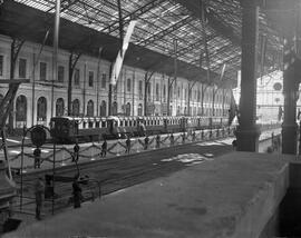 Automotores eléctricos de la serie 300 de RENFE, engalanados para el viaje inaugural de la nueva ...