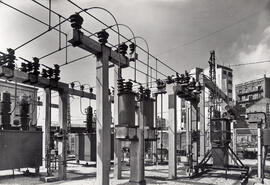 Subestación eléctrica de la línea de Barcelona a Alsasua, ubicada en las ya desaparecidas instala...