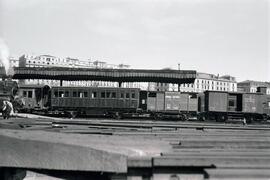 Coches y vagones obreros en la estación de Madrid - Atocha