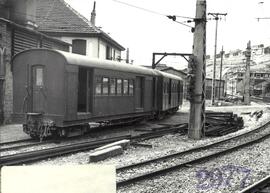 Composición de dos coches de viajeros de 2ª clase de de la Compañía de los Ferrocarriles y Transp...