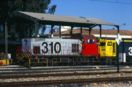 Locomotora diésel de maniobras de la serie 310 de RENFE en el depósito de Sevilla-Santa Justa