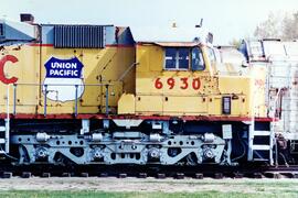 Vista lateral parcial de la locomotora Diésel de la Compañía Union Pacific nº 6930, en las instal...