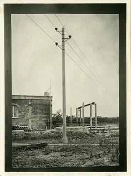 Poste para tendido eléctrico de 10 m de alto, con 18 y 28 cm en su punto y base, fabricado con ce...