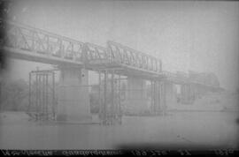 Puente sobre el Guadalquivir en el km 199,724 de la línea de Mérida a Sevilla, entre los términos...