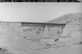 Puente viejo de Castillejos en el km 156,562 de la línea de Mérida a Sevilla, dentro del término ...