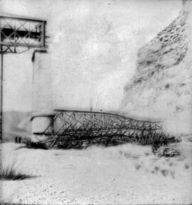 Puente de Matarraña, situado en el km 148,850 de la línea de Zaragoza a Barcelona, entre los muni...