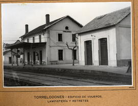 Edificio de viajeros, lampistería y retretes de la estación de Torrelodones