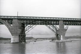 Sustitución del antiguo puente metálico de 11 tramos y 570,80 m sobre el río Guadiana, con vigas ...