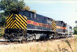 Vista de la locomotora diesel IAIS-800 (M420R) en primer término, seguida por la IAIS-483 (GP10),...
