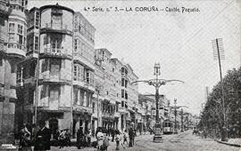 Vista del Cantón Pequeño de La Coruña y de un tranvía al fondo