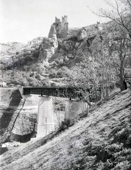 Viaducto metálico de 3 tramos y 103 m sobre el río Bailón, con vigas de celosía enrejillada, situ...
