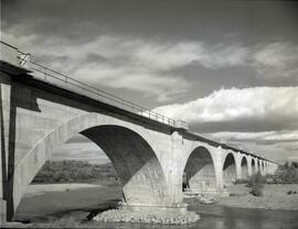 Puente de hormigón sobre el Ebro del km 95,354 de la línea de Zaragoza a Alsasua, situado dentro ...