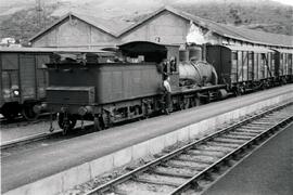 Locomotora de vapor 030 - 2577 a 2608 realizando maniobras con vagones TRANSFESA, dotados de ejes...