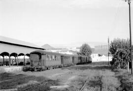 Coches de viajeros del Ferrocarril de Carcagente a Denia en la estación de Gandía de la línea, ex...