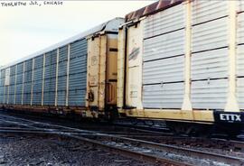 Vista parcial de un tren autoracks con dos locomotoras UP, en cabeza la UP-3222, a su paso por Th...