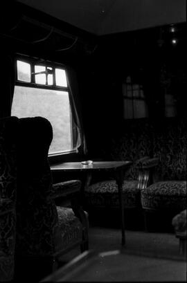 Interior de un coche - salón Pullman, detenido en la estación de Deva