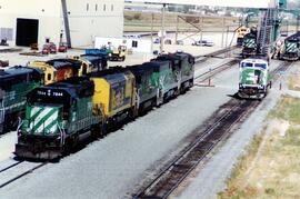Vista de las locomotoras  ATSF-8141 (C30-7), la BN-7844 (SD40-2), y la BN-9585 (SD60M), apartadas...