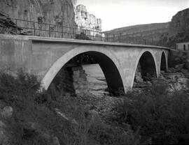 Puente de hormigón del km 389,834 de la línea de Venta de Baños a Santander, sobre el río Pisuerg...