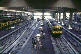 Viajeros y trenes en la estación de Madrid - Atocha