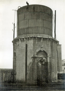 Depósito de agua de la estación de Villaquirán de la línea de Madrid a Irún