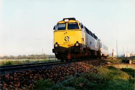 Locomotora diésel - eléctrica 333 - 101 de RENFE, fabricada por MACOSA y pintada en  amarillo y g...