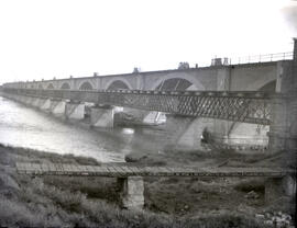 Puente de hormigón sobre el Ebro del km 95,354 de la línea de Zaragoza a Alsasua, situado dentro ...