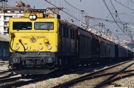 Locomotora 269-109 con mercancías de piezas para automóviles a su paso por Granollers