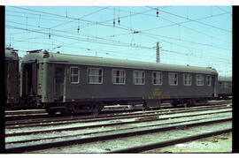 Coche de viajeros de la serie 5000 de 2ª clase BB 1 5257 de la serie BB 1 5201 a 5300 de RENFE, f...
